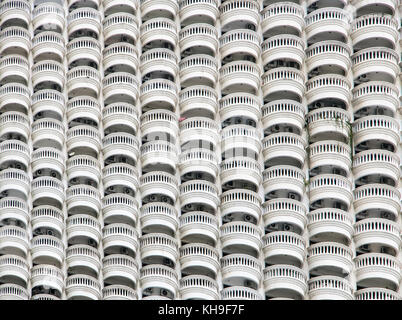 Façade d'une maison en hauteur avec de nombreuses demi-rond d'un balcon. ligne de gratte-ciel blanc sur un balcon circulaire. Banque D'Images