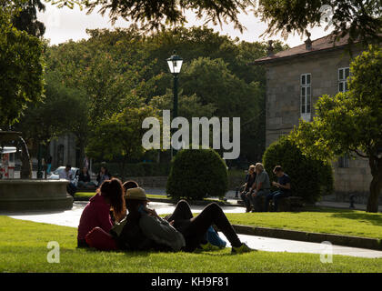 Santiago de Compostela, Espagne - juin 2016 : les amis profitez d'une conversation et de repos dans un parc public dans un après-midi d'été. Banque D'Images