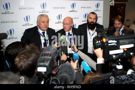 Sébastien Chabal (deuxième à droite), Claude Atcher (à gauche), président de la Fédération française de rugby à XV en 2023, et Bernard Laporte (au centre), président de la Fédération française de rugby à XV, parlent aux médias après que la France ait été nommée syndicat hôte de la coupe du monde de rugby 2023 lors d'une annonce à l'hôtel Royal Garden de Kensington. Banque D'Images