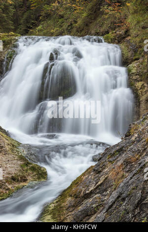 De près de l'sachensee obernach cascade de tomber dans le canal, dans les environs de wallgau Banque D'Images