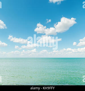 La mer d'azur avec blue cloudy sky Banque D'Images
