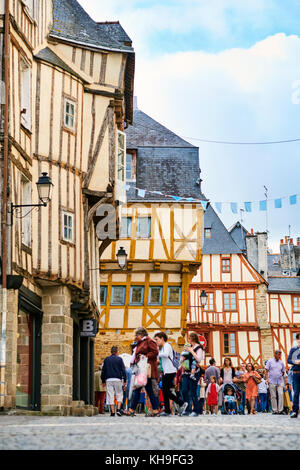 Une rue commerçante dans la ville médiévale de vannes Morbihan Bretagne France. Banque D'Images