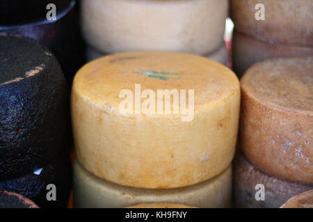 Ensemble de roues de fromage pecorino romano est en vente au marché de produits frais. Banque D'Images