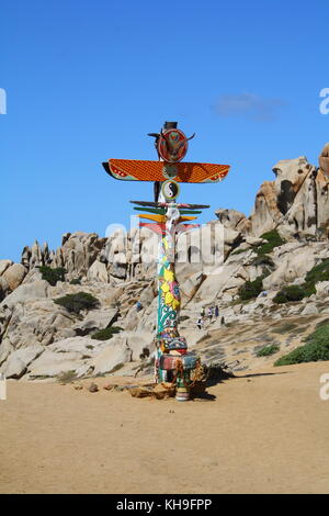 Un totem de signalisation coloré décoré de colonnes la tombe de l'un sur la plage. Banque D'Images