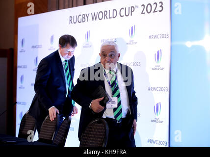 Jurie Roux, Directeur général de sa Rugby (à gauche) et Mark Alexander, Président de sa Rugby (à droite) lors de l'annonce du syndicat hôte de la coupe du monde de Rugby 2023 au Royal Garden Hotel, Kensington. Banque D'Images