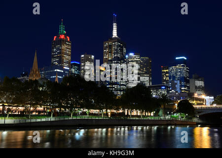 Central Business District (CBD) et la rivière Yarra par nuit - Melbourne, Victoria, Australie Banque D'Images