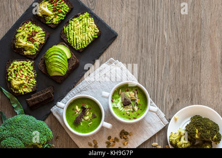 Aliments sains végétariens et végétaliens soupe. sandwiches. différents sandwiches avec de l'avocat. brunch sur fond de bois blanc Banque D'Images