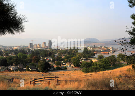 Vue sur la baie de Sutherland et de la ville de Kelowna Mont Knox, région de l'Okanagan, Colombie-Britannique, Canada Banque D'Images