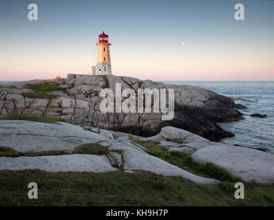 Phare et des formations de roche de granit à Peggy's Cove, Nouvelle-Écosse Banque D'Images