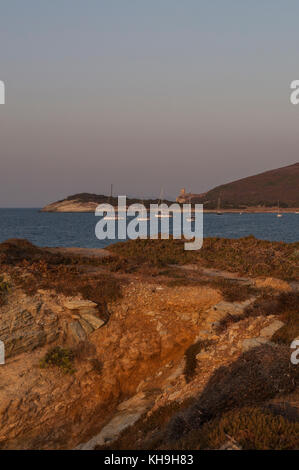 Corse : voiliers au coucher du soleil dans la mer Méditerranée dans le petit village de barcaggio à la pointe nord du cap corse Banque D'Images