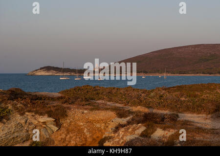 Corse : voiliers au coucher du soleil dans la mer Méditerranée dans le petit village de barcaggio à la pointe nord du cap corse Banque D'Images