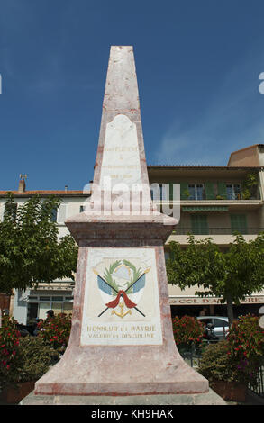 Corse : le rose obélisque dédié à la ville de Saint Florent, lieu de vacances d'été populaires de haute-corse, à ses morts glorieux de l'1914-1918 Banque D'Images