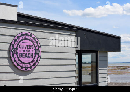 Oliver's on the Beach est un petit café sur le front de mer de Southend géré par les parents de Jamie Oliver. Des gens éloignés sur l'estran Banque D'Images