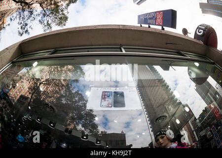 Un magasin dans la zone de Times Square de New York le mardi, novembre 14, 2017 annonce la disponibilité de l'iphone x. (© richard b. levine) Banque D'Images