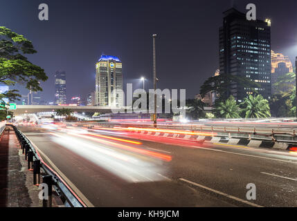 Capturé avec trafic blurred motion se précipitant le long de l'autoroute près de Gatot Subroto l'intersection semanggi jakarta en quartier d'affaires de nuit. jak Banque D'Images