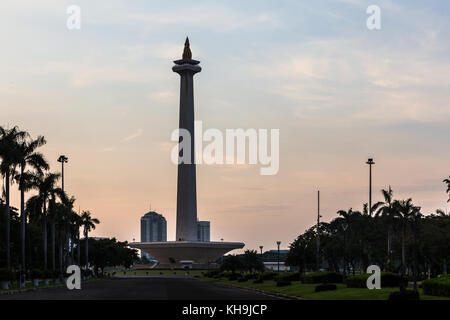 Coucher de soleil sur le monument national, Monas, Merdeka Square au cœur de Jakarta, capitale de l'Indonésie. Banque D'Images