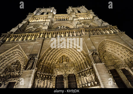 La façade de la Cathédrale Notre Dame, tourné sur une soirée très sombre, éclairé par des lumières à Paris France Banque D'Images