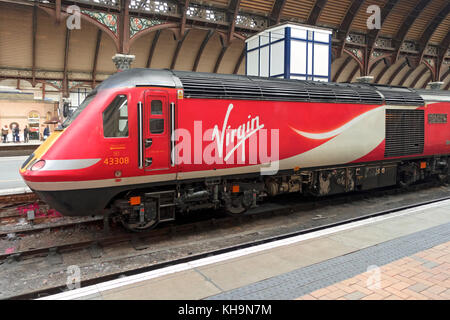 Virgin trains train à grande vitesse de train de voyageurs attendant à la plate-forme de la gare York North Yorkshire Angleterre Royaume-Uni GB Grande-Bretagne Banque D'Images