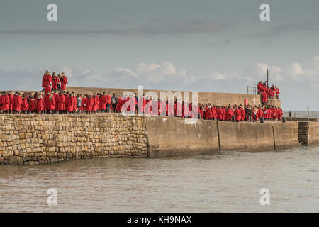 ST ANDREWS, ÉCOSSE-Septembre 17, 2017 : des étudiants de premier cycle à l'université de St Andrews à pied le long de la jetée du port après un service religieux Banque D'Images