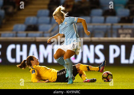 Isobel Christiansen de Manchester City (à droite) et Isabelle Bachor de LSK Kvinner s'affrontent pour le ballon lors du match de l'UEFA Women's Champions League au City Football Academy Stadium de Manchester. Banque D'Images