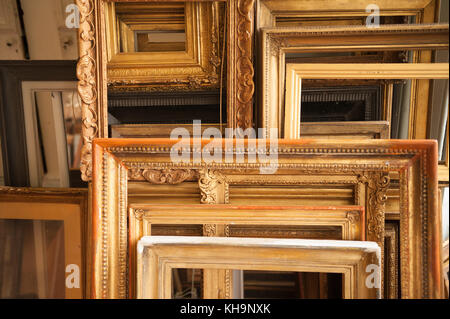 Collection de grands classiques doré feuille d'or empty picture frames prêt à house une peinture Banque D'Images