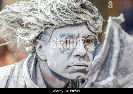 Statue vivante Estevan Mortensen, artiste de rue, qui se déroule sur le Royal Mile lors du Festival international de Fringe d'Édimbourg le 13 août 2016 Banque D'Images