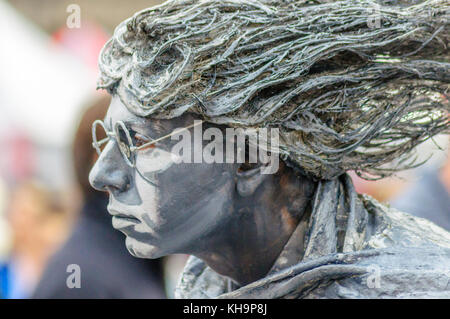 Statue vivante Estevan Mortensen, artiste de rue, qui se déroule sur le Royal Mile lors du Festival international de Fringe d'Édimbourg le 13 août 2016 Banque D'Images