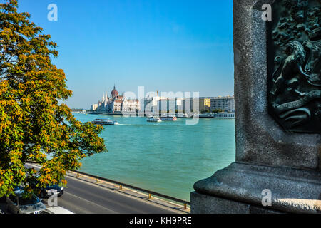 Vue sur le bâtiment du Parlement sur le côté Pest du Danube à Budapest en Hongrie et d'une journée ensoleillée au début de l'automne Banque D'Images