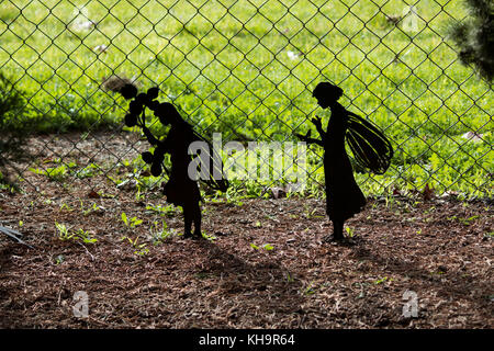 Magie des chiffres noirs des fées avec des ailes et baguette au bas de l'herbe verte jardin sont délicieux avec charme à l'halloween célébrations. Banque D'Images