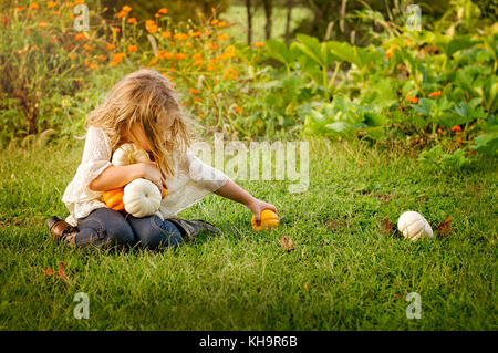 Young Girl holding pumpkins Banque D'Images