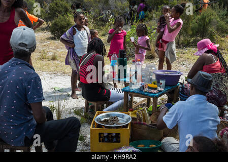 Les gens se rassemblent autour d'un blocage de l'alimentation à une cérémonie de sacrifice de zébus, lac ampitabe, Toamasina, Madagascar, Afrique Banque D'Images