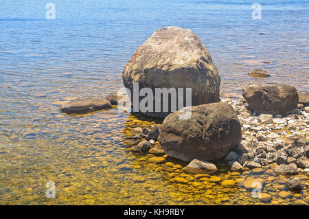 Des roches et des pierres dans l'eau cristalline du lac st clair - Tasmanie, Australie Banque D'Images