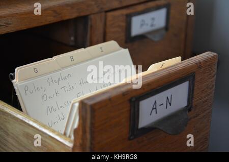 Un ancien manuscrit de la bibliothèque en bois et papier personne catalogue. Banque D'Images