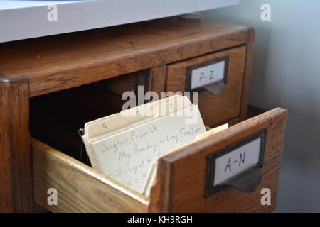 Un ancien manuscrit de la bibliothèque en bois et papier personne catalogue. Banque D'Images