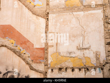 Vieux Mur d'un bâtiment en ruine l'affichage de plusieurs couleurs et textures Banque D'Images