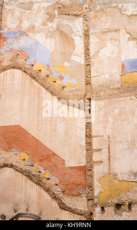 Vieux Mur d'un bâtiment en ruine l'affichage de plusieurs couleurs et textures Banque D'Images