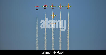 Le "Al Fursans" (les chevaliers), l'United Arab Emirates Air Force aerobatic display team, vole en formation au cours de la Salon aéronautique de Dubaï le 15 novembre 2017.e Banque D'Images