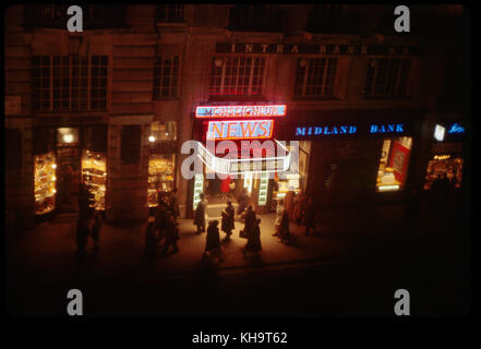 Monseigneur news theatre la nuit, Piccadilly Circus, Londres, Angleterre, RU, 1960 Banque D'Images