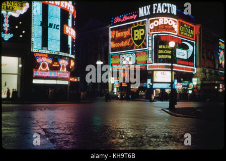 Scène de rue la nuit, Piccadilly Circus, côté nord, Londres, Angleterre, RU, 1960 Banque D'Images