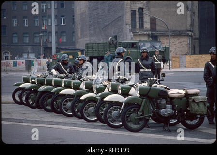 Des motos de la police militaire avant mai Day Parade, Berlin est, République démocratique allemande, le 1 mai 1974 Banque D'Images
