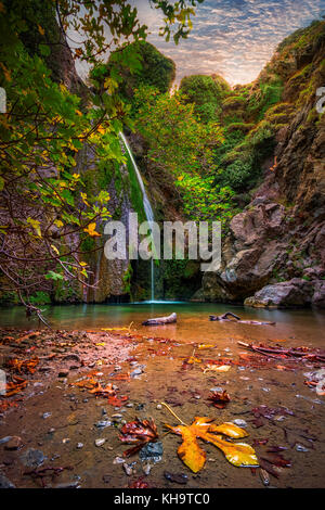 Cascade dans la gorge de Richtis à l'automne, Crète, Grèce. Banque D'Images