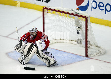 Washington DC, 23 DÉCEMBRE : Philipp Grubauer photographié lors d'un match NHL de saison régulière entre les Anaheim Ducks et les Capitales de Washington au Verizon Center à Washington, DC le 23 décembre 2013. Crédit : mpi34/MediaPunch Inc. Banque D'Images