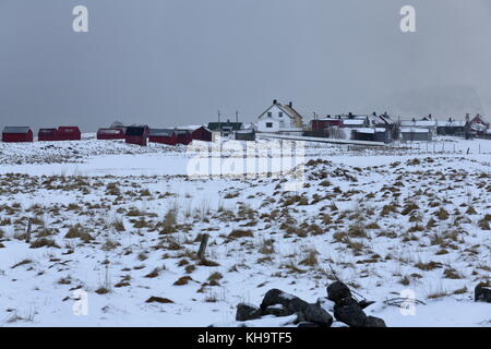 Se. intérieur vue depuis eggum natur réserve à la rorbuer-cabanes de pêcheurs et les cottages du village eggum sous forte tempête de nuages couvrant le backgrou Banque D'Images