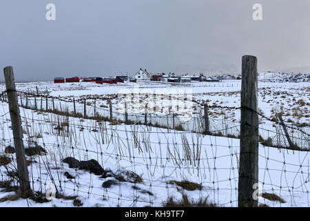 Se. intérieur vue depuis eggum natur réserve à la rorbuer-cabanes de pêcheurs et les cottages du village eggum sous forte tempête de ciel couvert le couvrant backgrou Banque D'Images