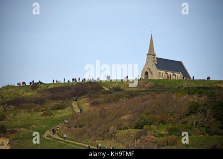 Chapelle Notre Dame de la Garde, Falaise d'Amont, Etretat, Normandie, France, Europe Banque D'Images