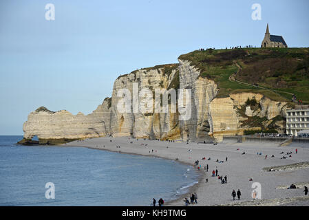 Chapelle Notre Dame de la Garde, Falaise d'Amont, Etretat, Normandie, France, Europe Banque D'Images