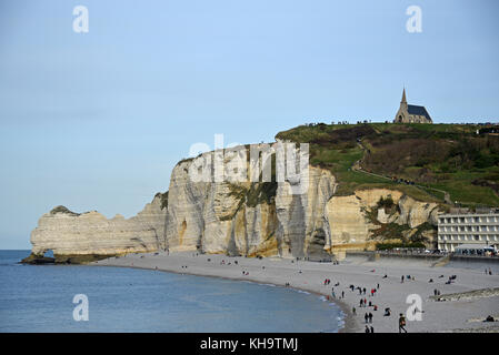 Chapelle Notre Dame de la Garde, Falaise d'Amont, Etretat, Normandie, France, Europe Banque D'Images