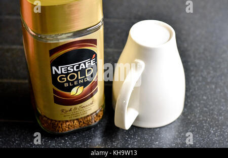 Mélange de café instantané Nescafé Gold et tasse Banque D'Images