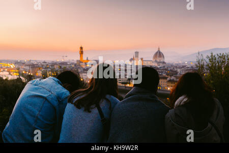 Quatre amis appréciant la vue de florence, toscane, italie au coucher du soleil Banque D'Images