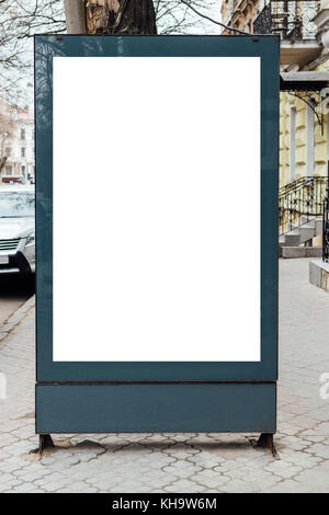 L'affichage publicitaire avec un écran vide sur le trottoir Banque D'Images